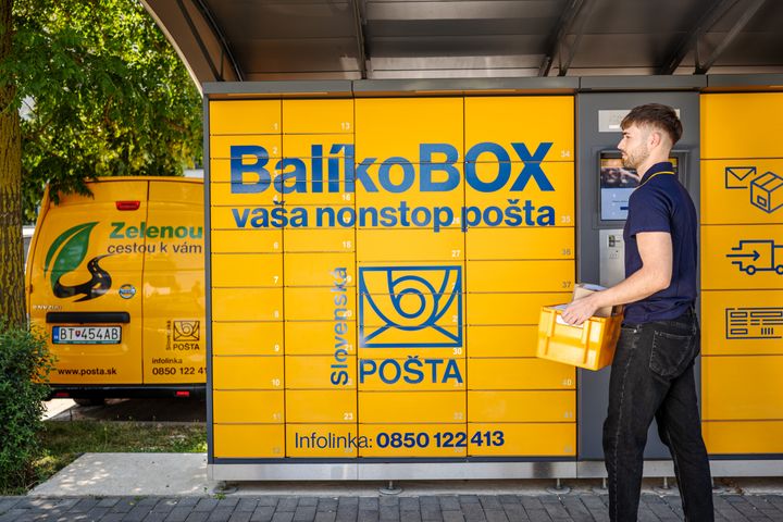 Poštár pri BalíkoBOXe