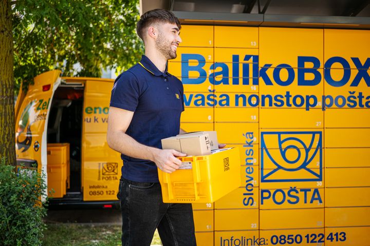 Poštár pri BalíkoBOXe