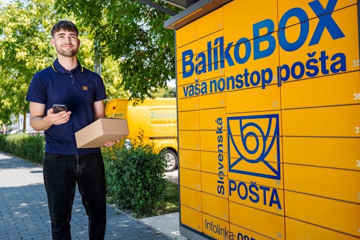 Poštár pri BalíkoBOXe