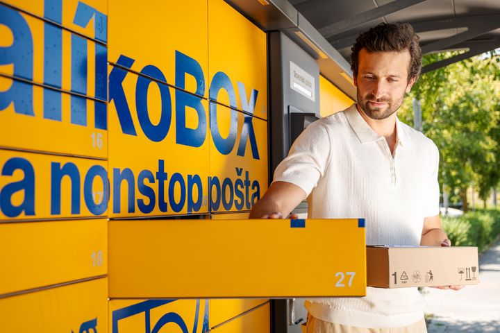 Muž pri BalíkoBOXe