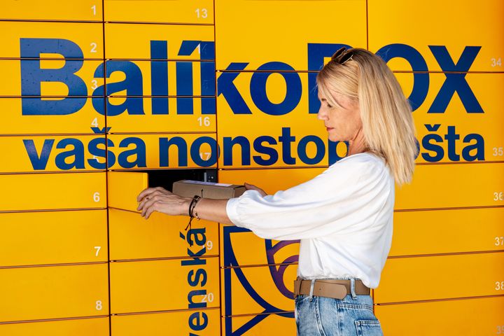 Staršia žena pri BalíkoBOXe