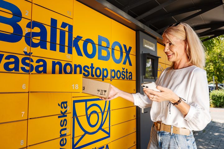 Staršia žena pri BalíkoBOXe