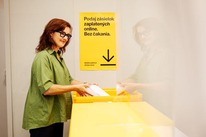 Žena vkladá online zaplatenú zásielku na určené miesto