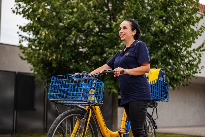 Poštárka na bicykli