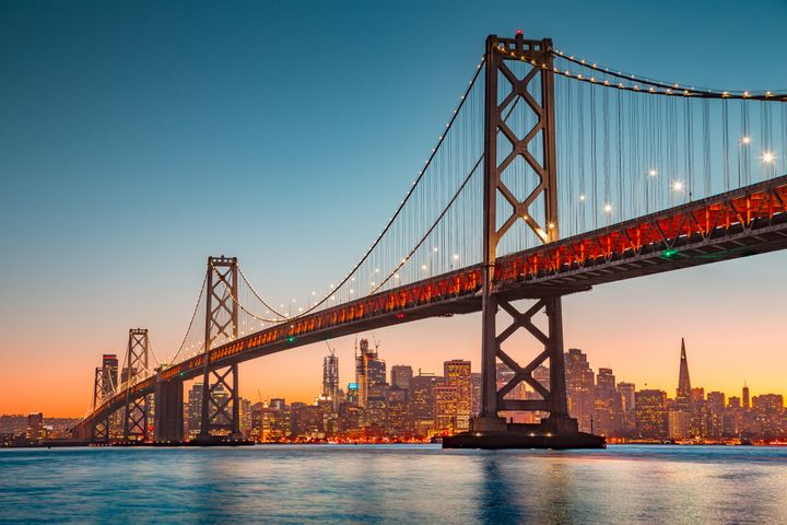 Záber na most v San Franciscu s panorámou mesta v pozadí