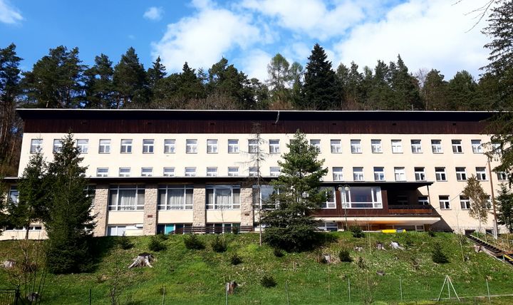 Veľká budova hotela za slnečného dňa
