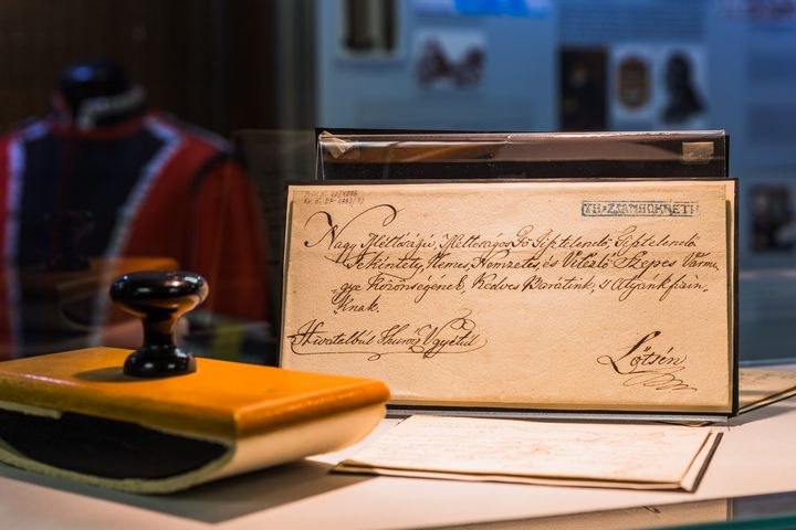 Detail starej korešpondencie a starožitných nástrojov