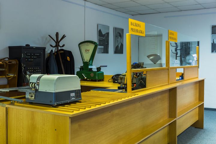 Príklad historickej priehradky pošty s vybavením