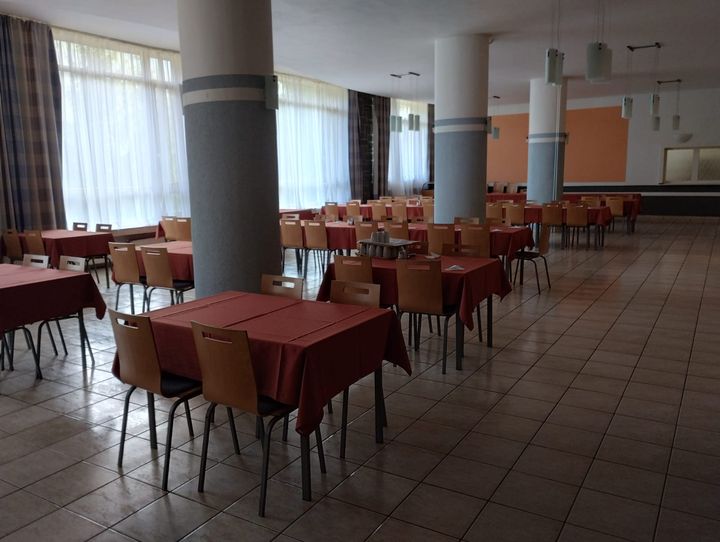 Priestranná a presvetlená veľká jedáleň