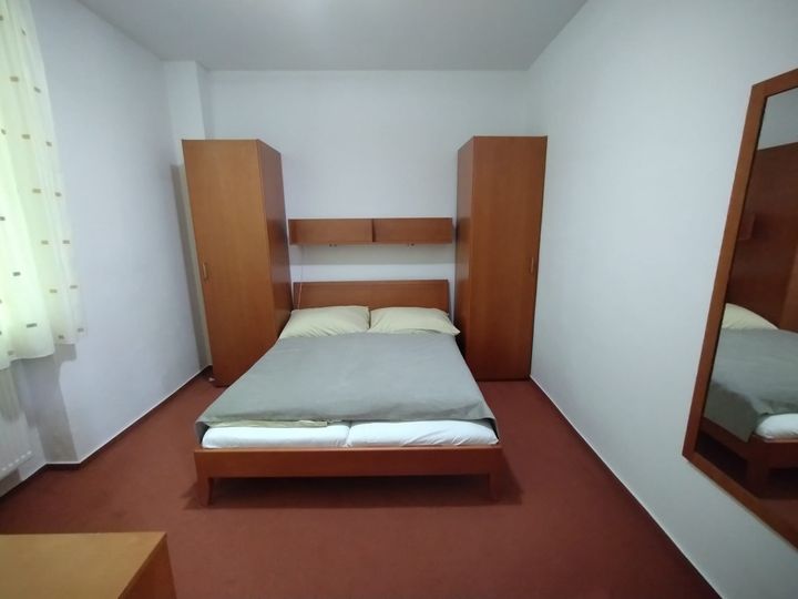 Pohľad na dvojlôžko v izbe hotela