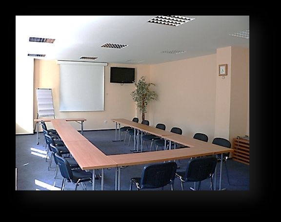 Učebňa s konferenčným stolom do U, magnetickou tabuľou a flipchartom