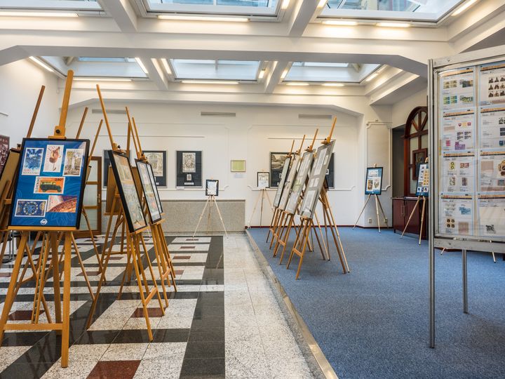 Phľad na galériu s exponátmi na drevených stojanoch