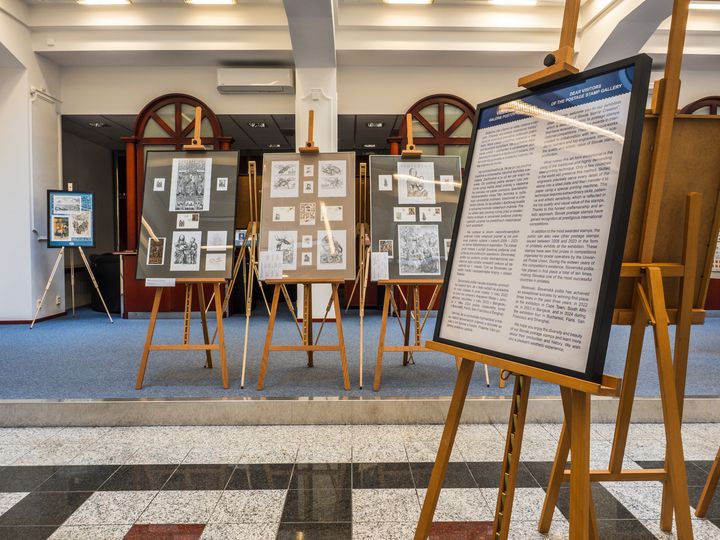 Detail stojanov s popisom galérie