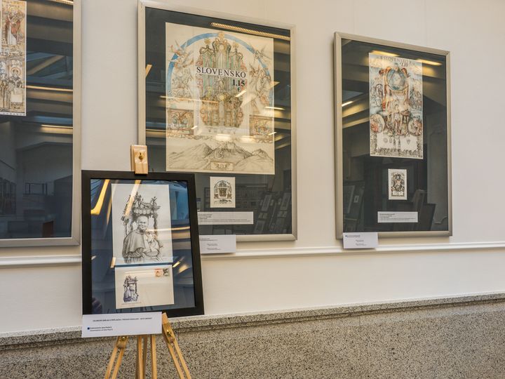 Vystavené exponáty v rámoch a na stojane