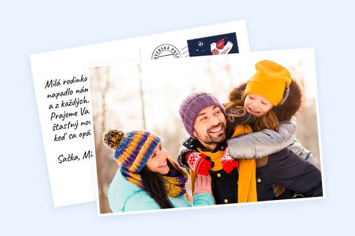 Koláž prednej a zadnej strany pohľadice s motívom rodiny v zime