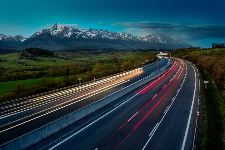 Dialnica v noci v pozadí Vyskové Tatry
