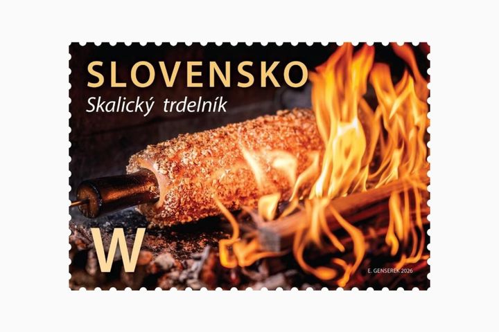 Poštová známka s vizuálom skalického trdelníka, ktorý sa práve tradične pečie.